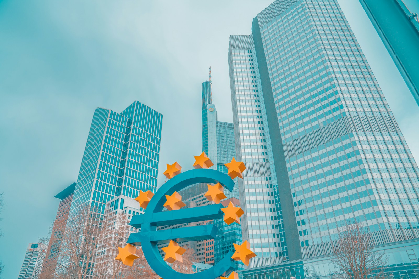Piniginės tuštės sparčiau: Europos Centrinis Bankas atskleidė, kiek mums kainuos karas Irane