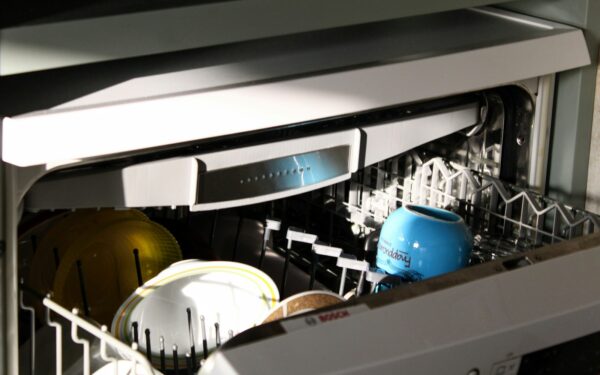 Plaunate indus prieš dėdami į indaplovę? Štai kodėl tai didelė klaida