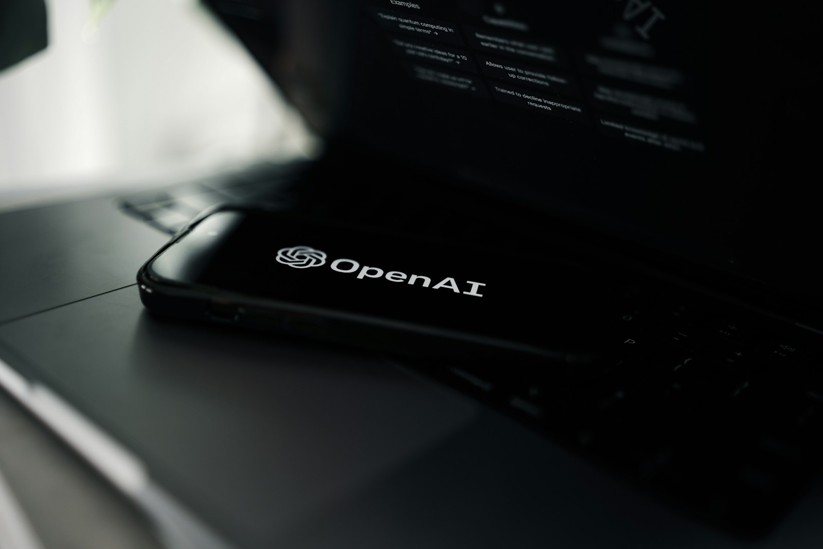 „OpenAI“ stebės pokalbius: sužinokite, kada „ChatGPT“ apie jus praneš policijai