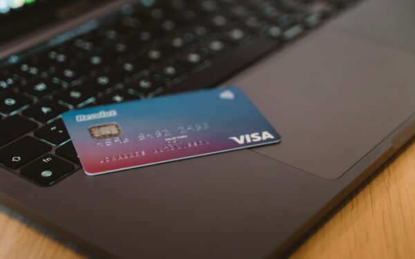 Smūgis „Revolut“: skirta milijoninė bauda, klientams kilo rimtų problemų