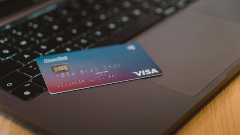 Smūgis „Revolut“: skirta milijoninė bauda, klientams kilo rimtų problemų