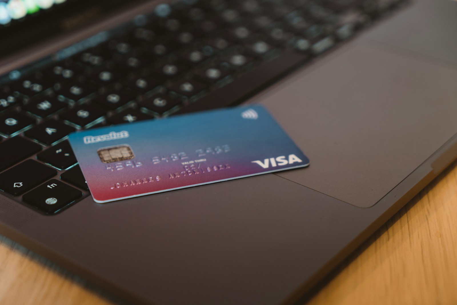 Smūgis „Revolut“: skirta milijoninė bauda, klientams kilo rimtų problemų
