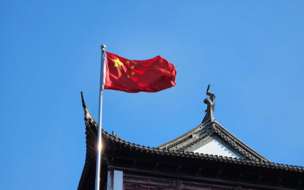 Įtampa artėja prie ribos: Kinija įspėja dėl „nekontroliuojamos padėties“ Artimuosiuose Rytuose