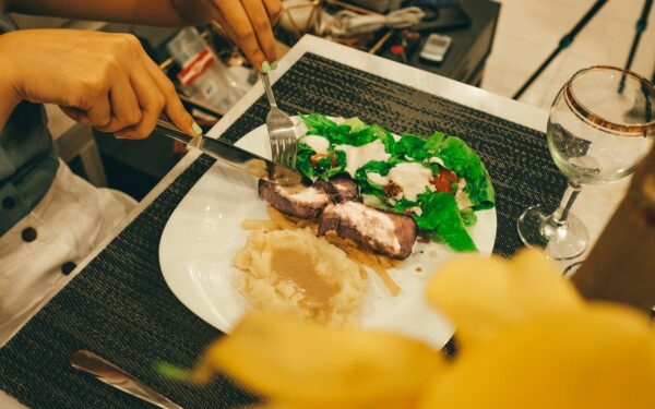 Šis paprastas įprotis gelbsti gyvybes: štai kodėl vakarienę privalote baigti gerokai anksčiau