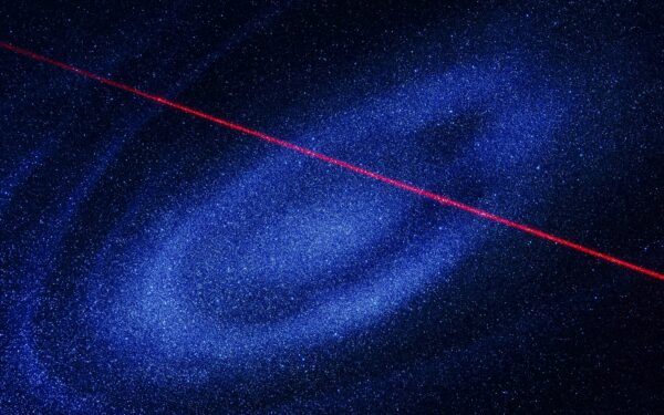 Galingiausias blyksnis per pusę visatos: astronomai aptiko neįprastą kosminį lazerį