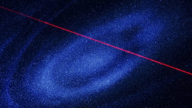 Galingiausias blyksnis per pusę visatos: astronomai aptiko neįprastą kosminį lazerį