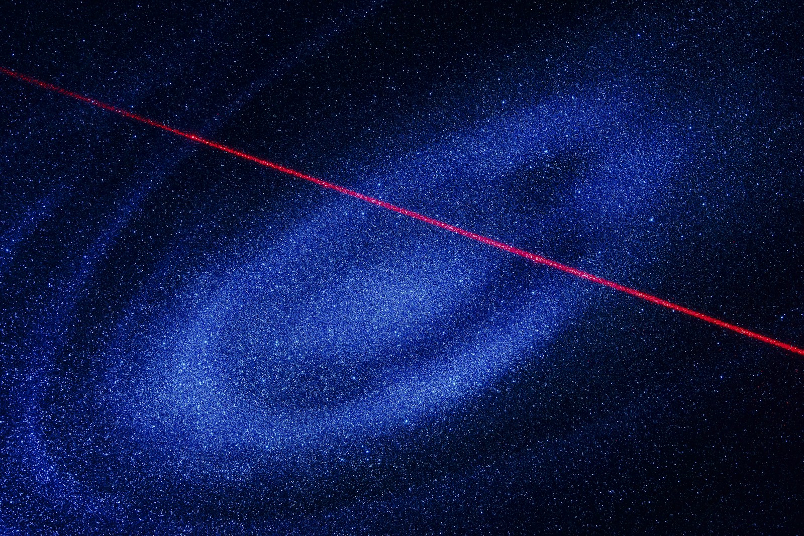 Galingiausias blyksnis per pusę visatos: astronomai aptiko neįprastą kosminį lazerį
