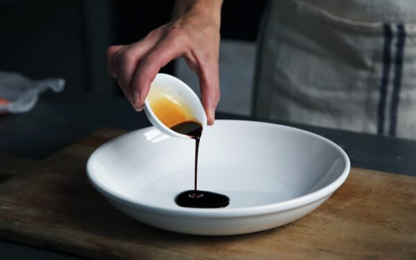 Gurkšnis balzaminio acto prieš pietus: gerina virškinimą ar pavojus skrandžiui?