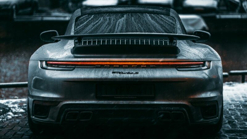 „Porsche” automobilių įkrovimo sprendimas nustebino net ekspertus: štai kaip viskas vyksta