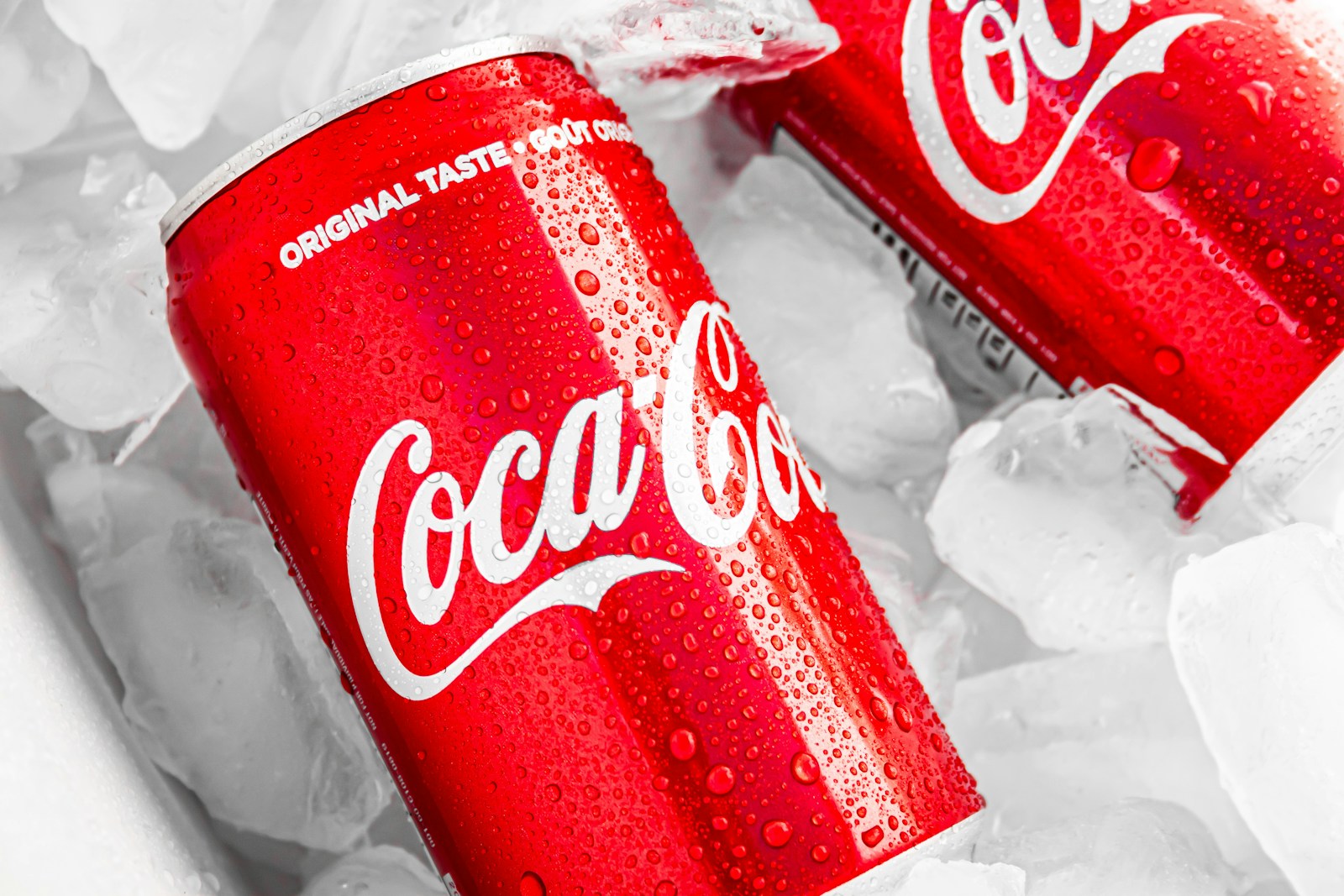 Papilkėjusios užuolaidos vėl švytės: į skalbimo mašiną tereikia įpilti šiek tiek „Coca-Cola“