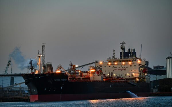 Netikėtas JAV žingsnis: leista prekyba rusiška nafta, kritikai įspėja dėl pasekmių