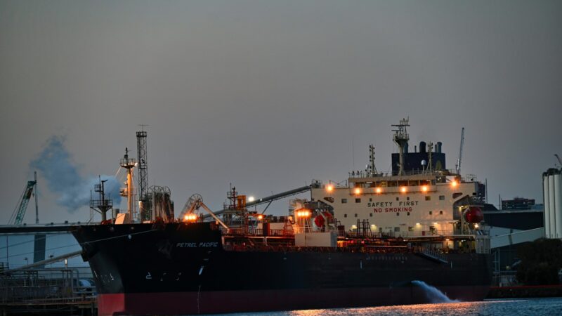 Netikėtas JAV žingsnis: leista prekyba rusiška nafta, kritikai įspėja dėl pasekmių