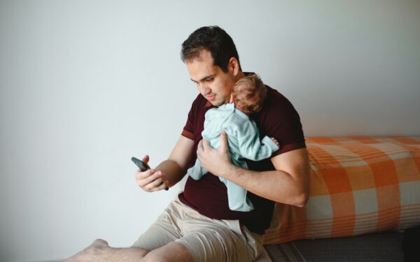 Psichologė įspėja tėvus: viena įprasta klaida tyliai griauna santykius su vaikais