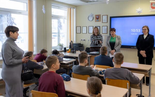 Nerimą keliantys skaičiai: siūloma atsisakyti griežtesnės kartelės mokiniams