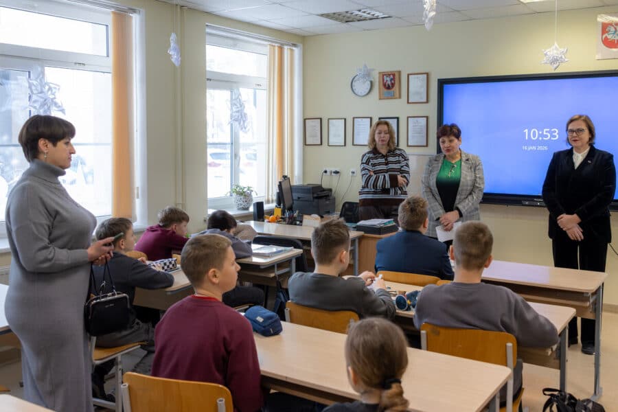 Nerimą keliantys skaičiai: siūloma atsisakyti griežtesnės kartelės mokiniams