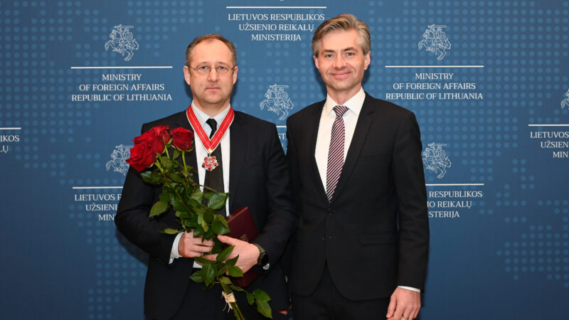 Už nuopelnus gynybai – garbingas įvertinimas: Kęstutis Budrys apdovanojo Simoną Šatūną diplomatijos žvaigžde