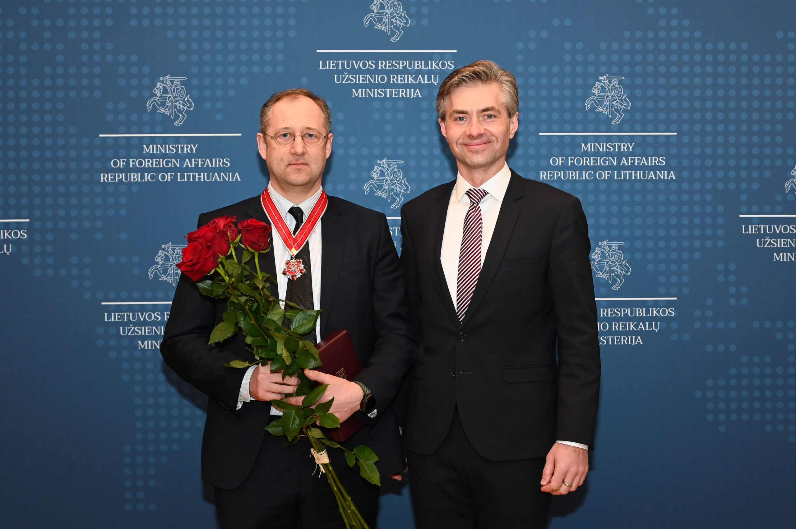 Už nuopelnus gynybai – garbingas įvertinimas: Kęstutis Budrys apdovanojo Simoną Šatūną diplomatijos žvaigžde