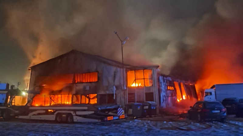 Marijampolėje gausios ugniagesių pajėgos užgesino degantį pastatą