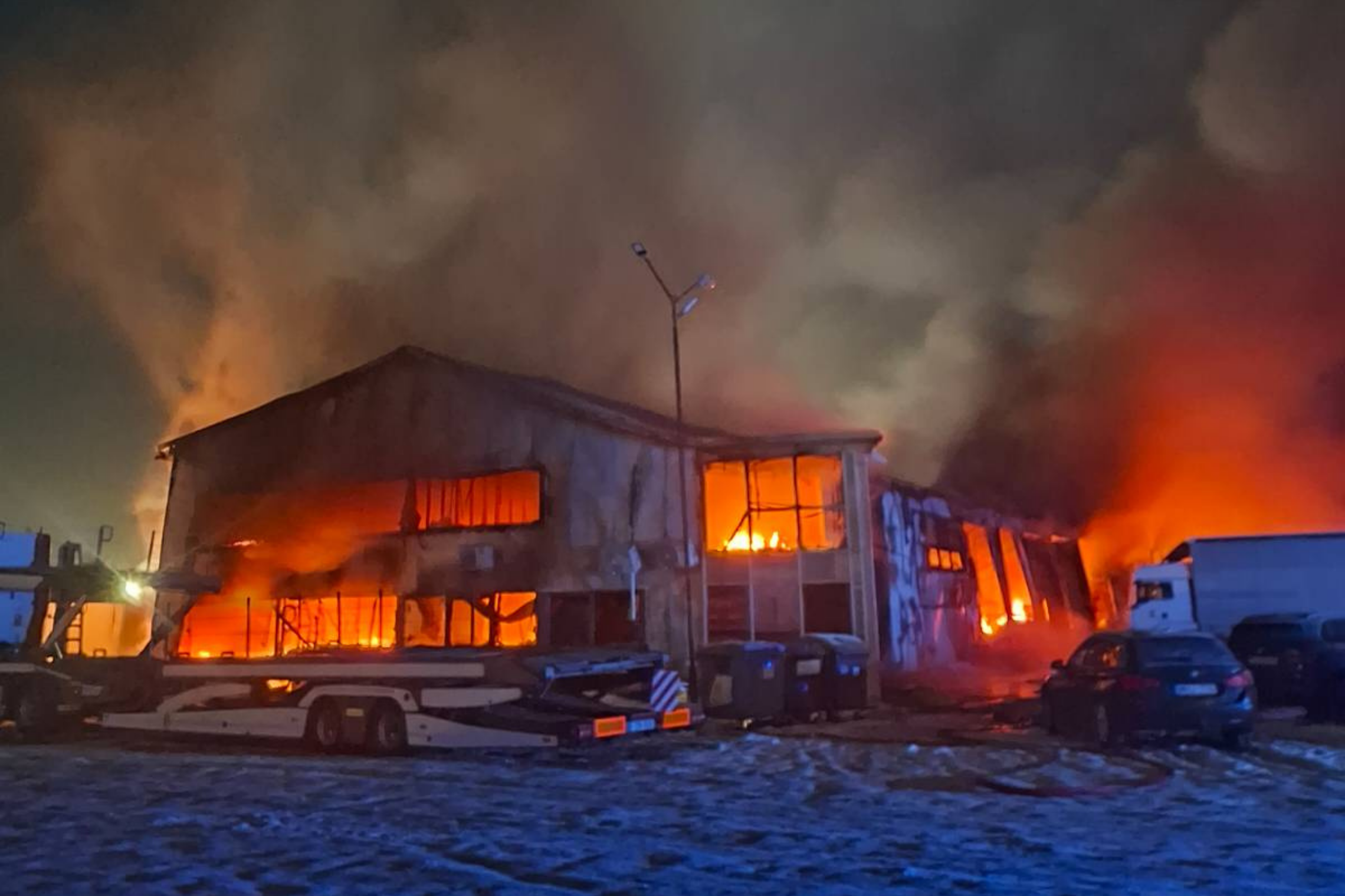 Marijampolėje gausios ugniagesių pajėgos užgesino degantį pastatą