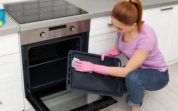 Orkaitės skarda spindės kaip nauja: išbandykite šį paprastą triuką su citrina