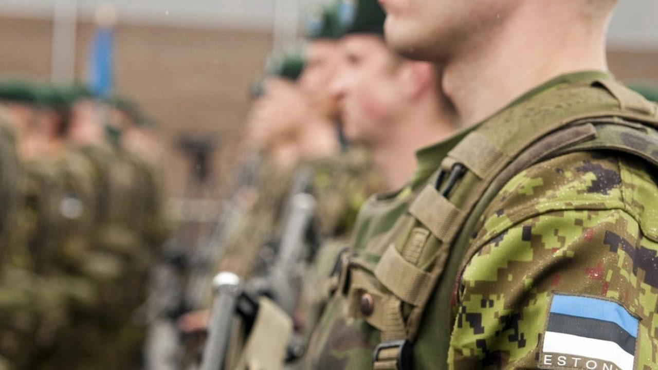 Keičiasi šauktinių tvarka Estijoje: už neišlaikytą kalbos egzaminą gali tekti atsisveikinti su vairuotojo teisėmis