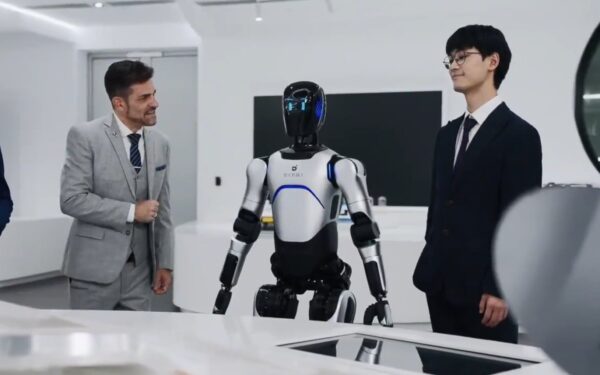 Kinų geležis ir JAV smegenys: „OpenMind“ ruošia robotus humanoidus jūsų kasdienybei