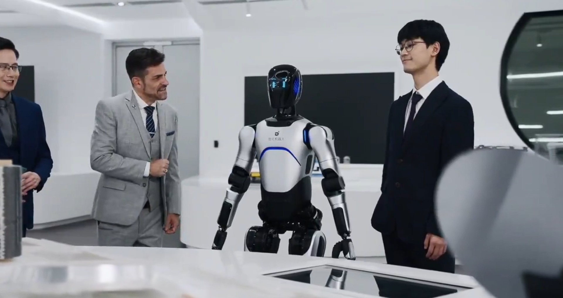 Kinų geležis ir JAV smegenys: „OpenMind“ ruošia robotus humanoidus jūsų kasdienybei