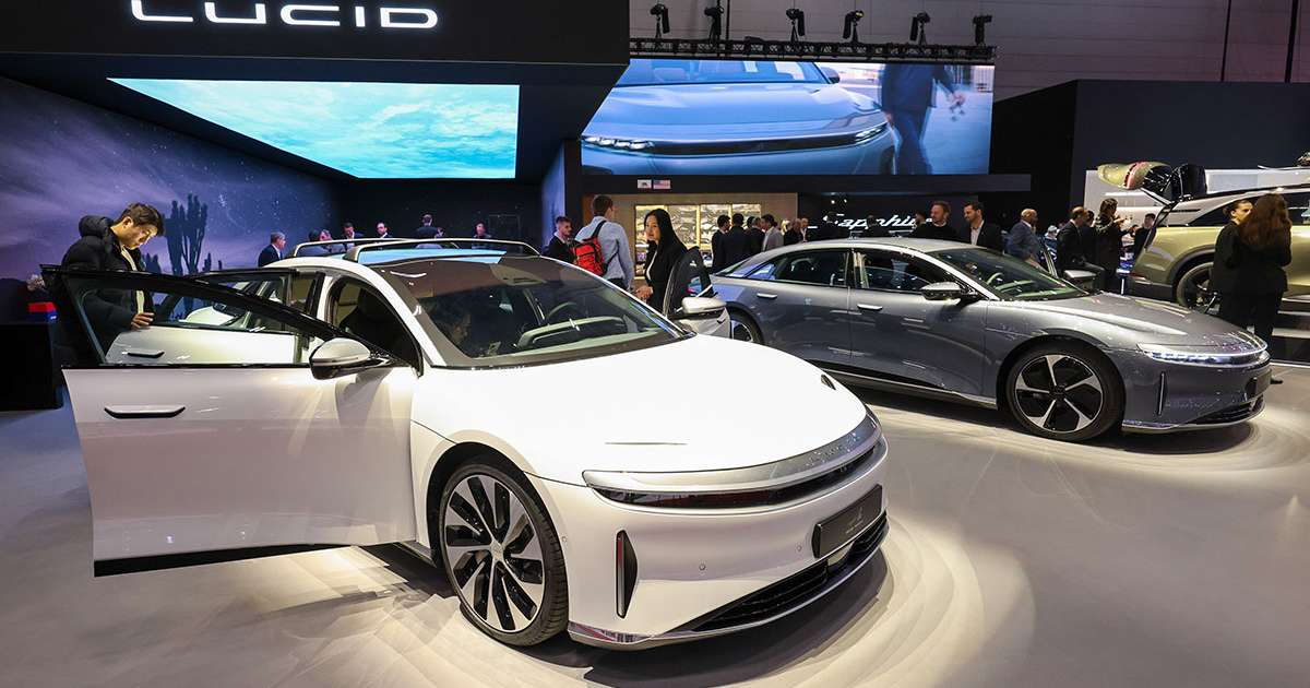 Nesėkmingų metų rezultatas: JAV bendrovė priversta mažinti naujų elektromobilių gamybą