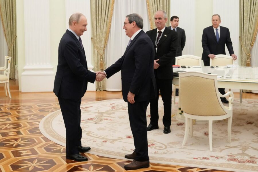 Putinas pažadėjo paramą energijos krizę patiriančiai Kubai. EPA-ELTA