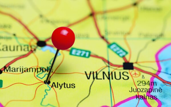 Švietimo bendruomenė Alytuje vienijasi: kova dėl etikos mokytojos persikelia į viešą erdvę