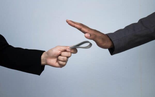 „Transparency International“ ataskaita muša pavojaus varpais: skaidrumo silpnėjimas fiksuojamas net ir Vakaruose