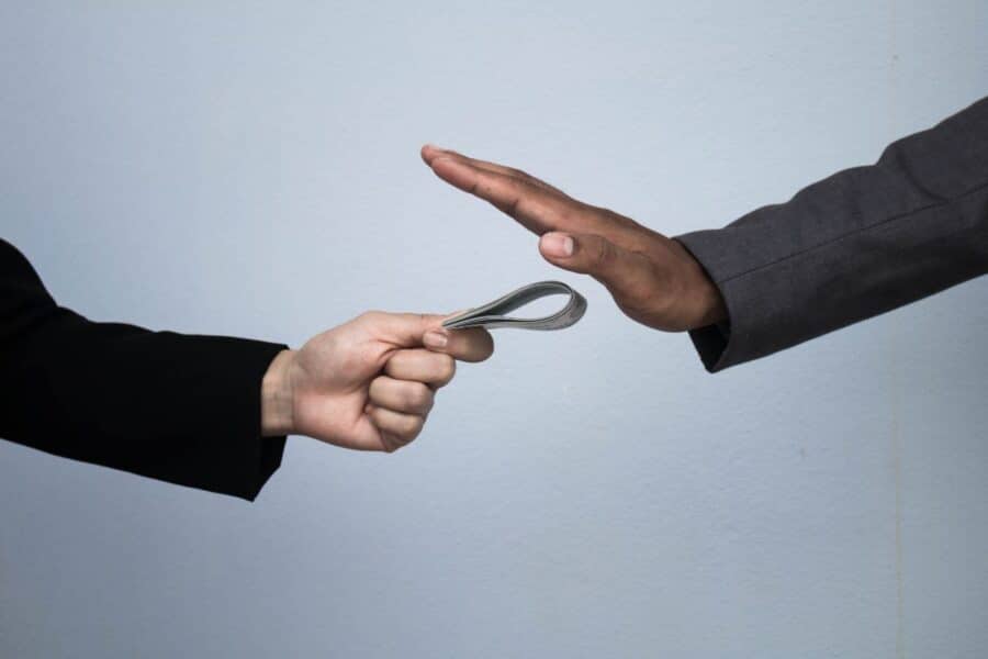 „Transparency International“ ataskaita muša pavojaus varpais: skaidrumo silpnėjimas fiksuojamas net ir Vakaruose