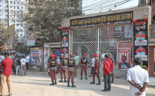 Po kruvino sukilimo – istoriniai rinkimai: Bangladeše balsuojama sustiprinto saugumo sąlygomis