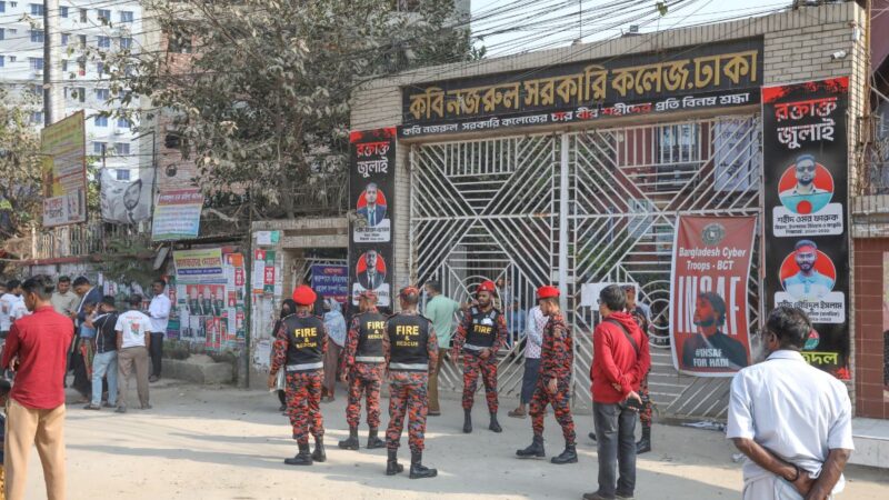 Po kruvino sukilimo – istoriniai rinkimai: Bangladeše balsuojama sustiprinto saugumo sąlygomis