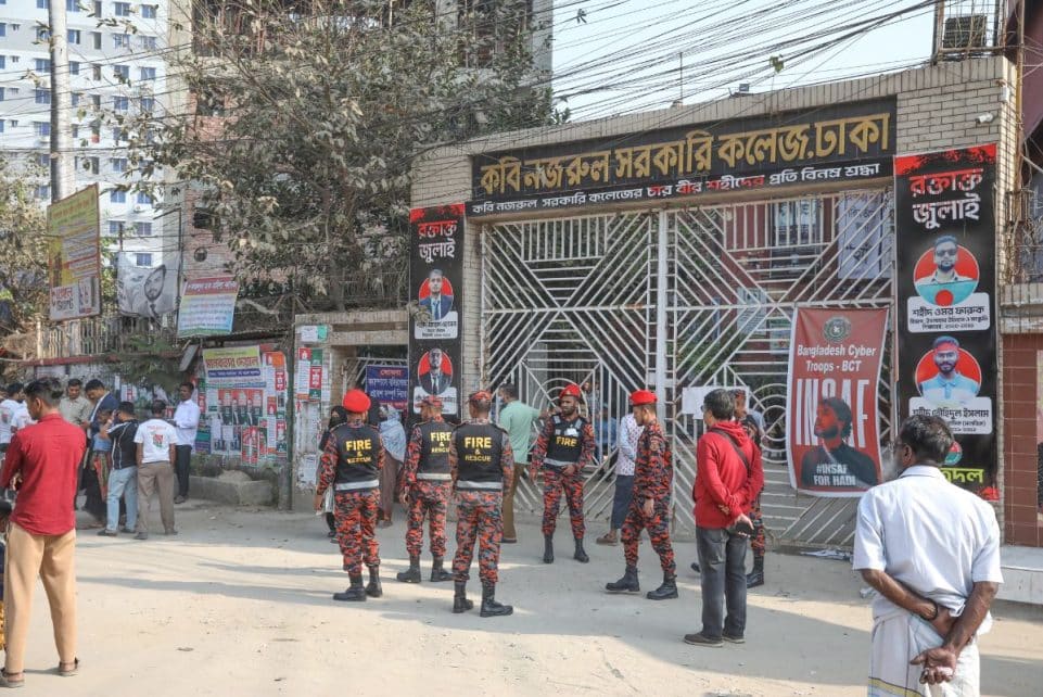 Bangladeše sustiprinto saugumo sąlygomis vyksta pirmieji po sukilimo rinkimai. EPA-ELTA