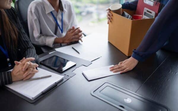 Teismų praktika siunčia aiškų signalą: darbuotojo išėjimas „savo noru“ darbdaviui gali virsti byla