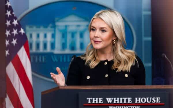 Įtampa kaista: Baltieji rūmai prakalbo apie priežastis smogti Iranui