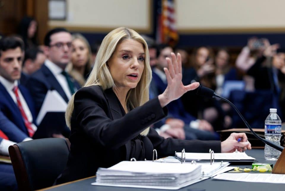 Demokratai Kongreso nariai apkaltino JAV generalinę prokurorę „dangstant“ Epšeino bylas. EPA-ELTA