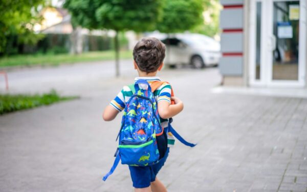 Kongresmenas: per JAV imigracijos agentų reidus sulaikytas vaikas grįžo namo