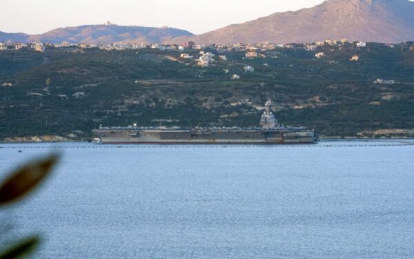 Branduolinės krizės fone – demonstratyvus žingsnis: JAV bazėje Kretoje prisišvartavo didžiausias lėktuvnešis pasaulyje