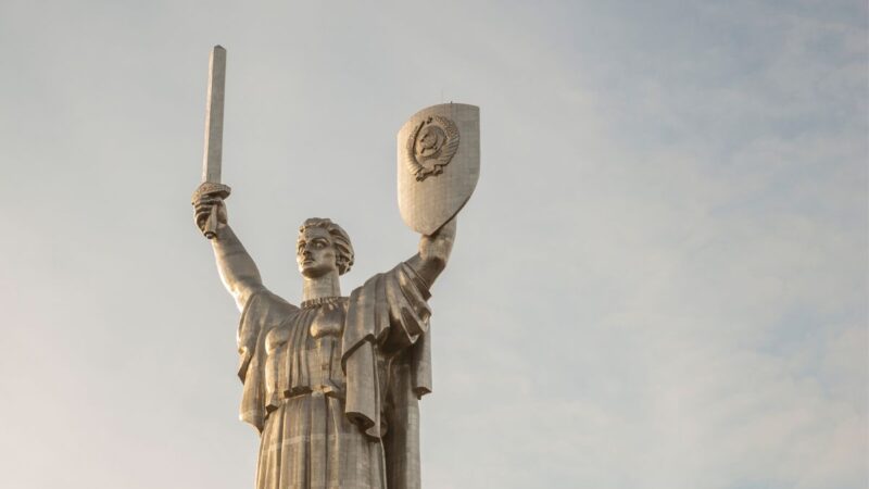 Karo taikiniu tapo Ukrainos simbolis: Kyjive apgadintas istoriškai svarbus paminklas