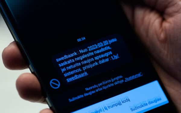 Pažadėjo padėti, bet apiplėšė dar kartą: sukčius išviliojo 12 tūkst. eurų