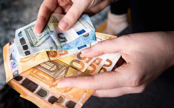 Milijonai į gynybą: naujos obligacijos sulaukė didelio gyventojų susidomėjimo