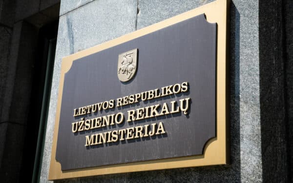 Iranas tampa rizikinga kryptimi: URM ragina „į Iraną nevykti, o esančius šalyje – nedelsiant išvykti“