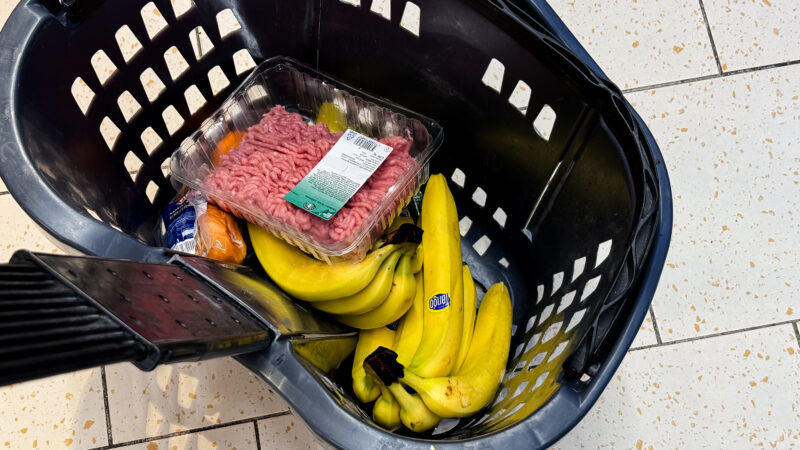 Sausį fiksuotas naujas kainų augimas: štai kiek pabrango pigiausių produktų krepšelis