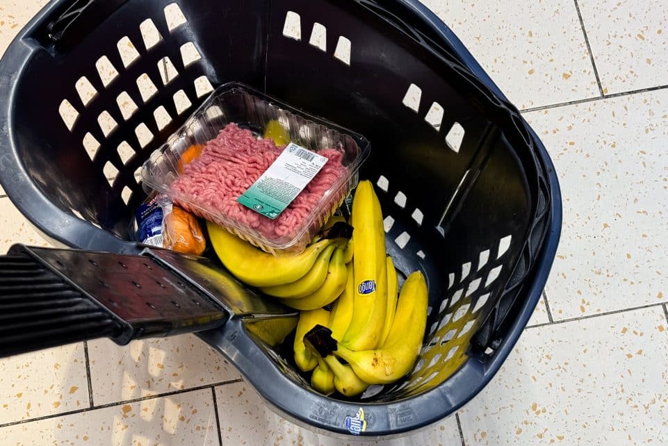 Pirkinių krepšelis parduotuvėje. ELTA / Josvydas Elinskas