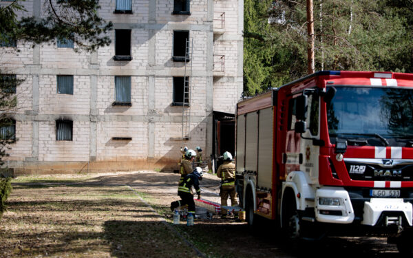 Neaiškiomis aplinkybėmis naktį Jonavos rajone užsiliepsnojo garažai: nuostoliai šokiruoja
