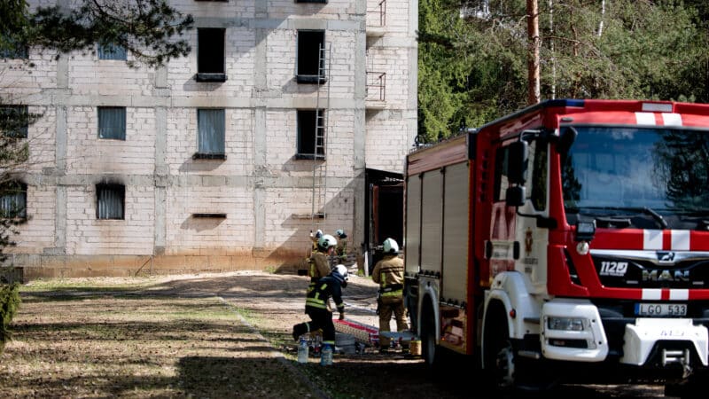 Neaiškiomis aplinkybėmis naktį Jonavos rajone užsiliepsnojo garažai: nuostoliai šokiruoja