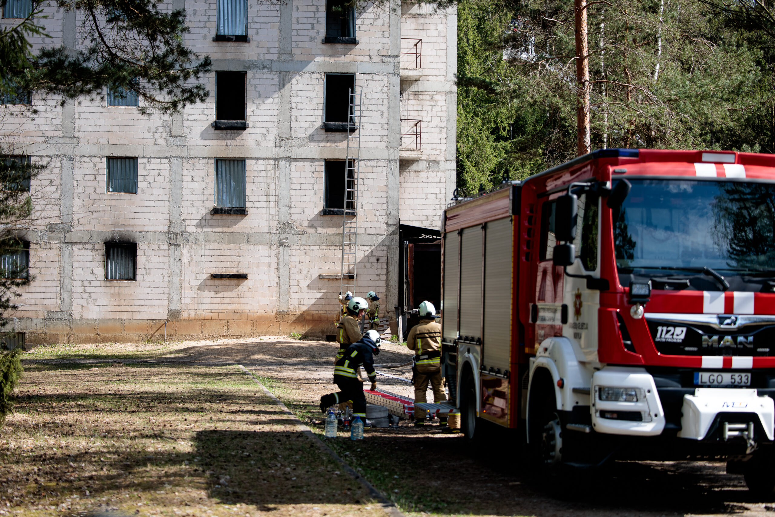 Neaiškiomis aplinkybėmis naktį Jonavos rajone užsiliepsnojo garažai: nuostoliai šokiruoja