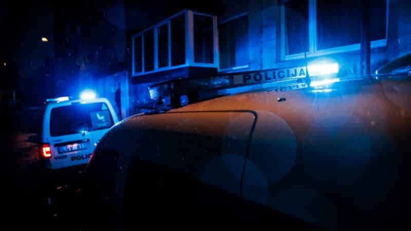 Naktinis chuliganų išpuolis Vilniuje: jaunuoliai apgadino šešis automobilius